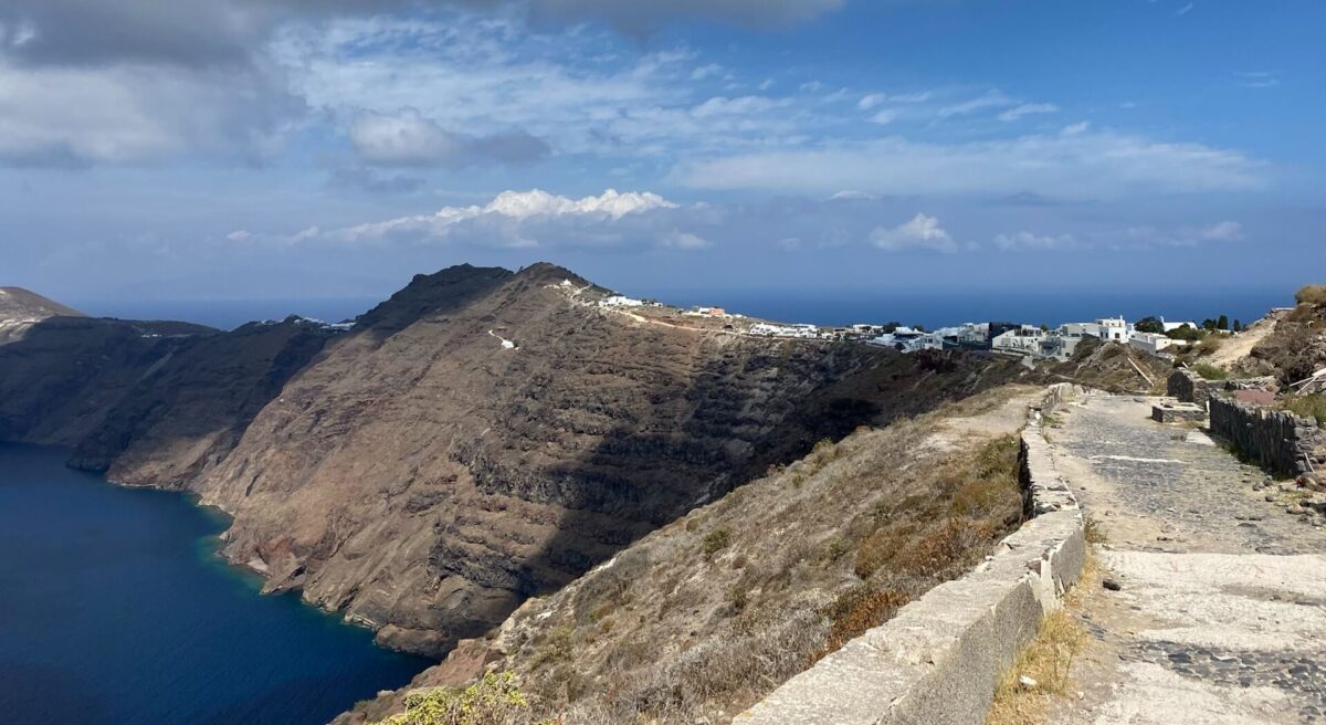 hike from fira to oia along the caldera in santorni
