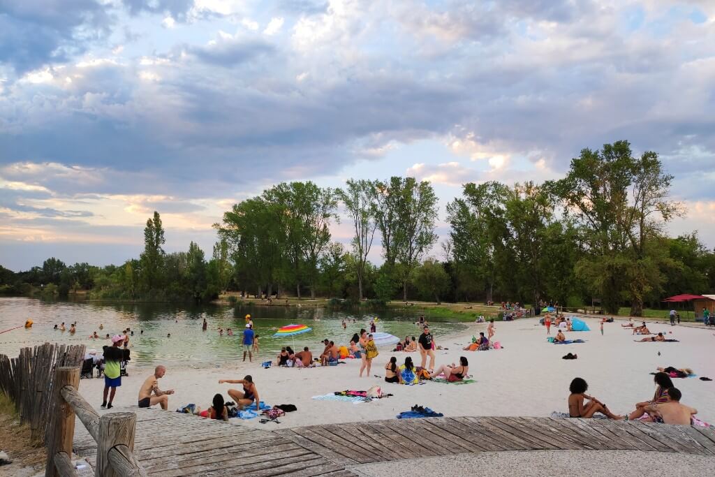 a photo of begles plage, a swimming lake in begles, bordeaux