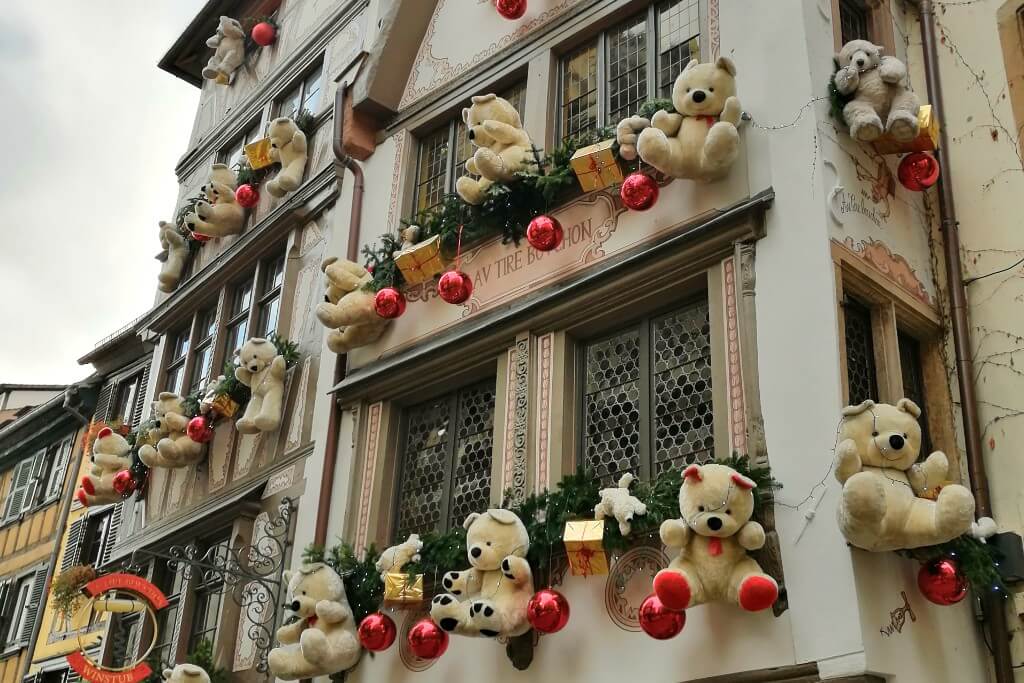giant teddy bears on buildings in strasbourg